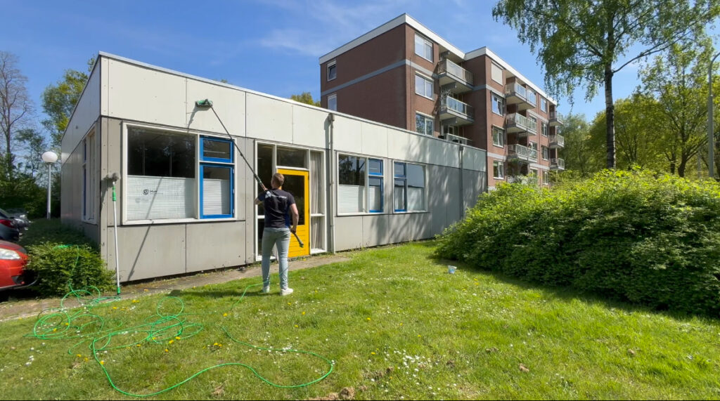Zakelijke glasbewassing Emmen bij appartementencomplex